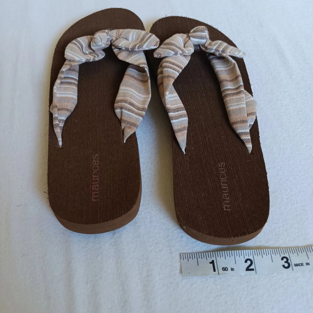 Maurices Brown & Tan Knotted Fabric Flip Flops Sandals Size 6/6.5 Neutral Beach